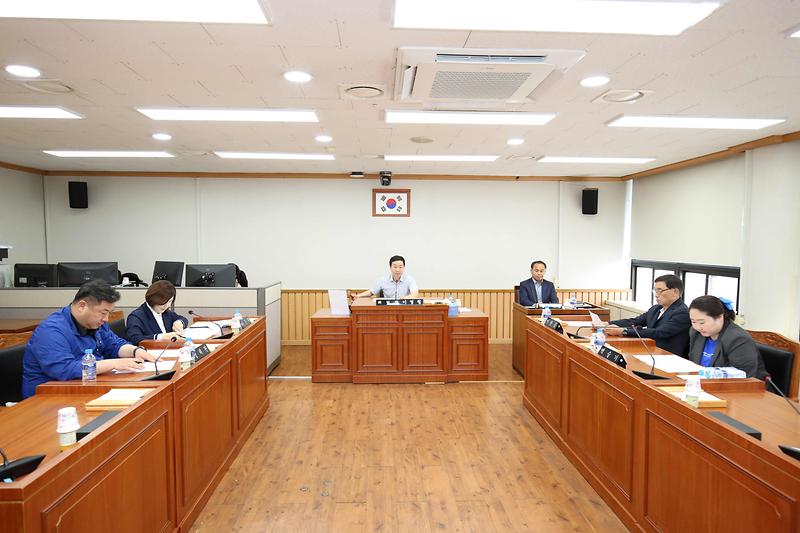 2025.05.22._제273회_폐회중_제1차_의회운영위원회_(13).jpg 이미지