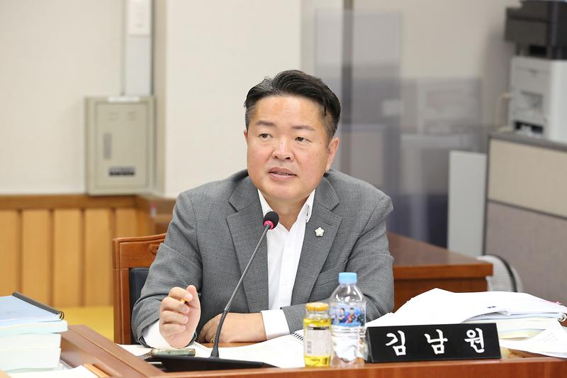 제264회 제5차 자치행정위원회 (2023.12.08.) (김남원 위원) 사진