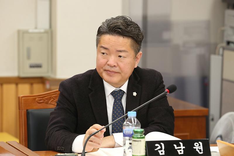 제265회 임시회 자치행정위원회 (김남원 위원) 사진