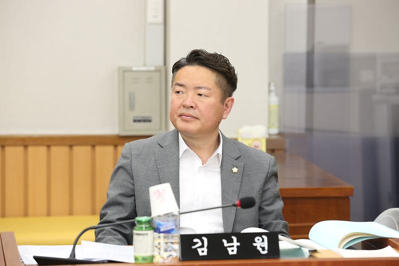 제266회 임시회 자치행정위원회 (김남원 위원) 사진