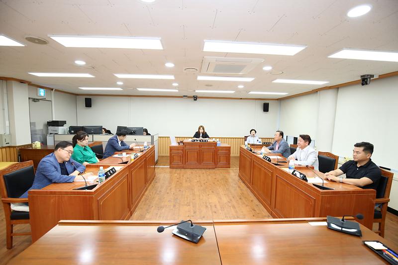 2024.07.02._제268회_폐회중_제1차_자치행정위원회_(3).jpg 이미지