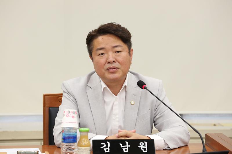 2024.07.02._제268회_폐회중_제1차_자치행정위원회_(김남원_의원)(2).jpg 이미지