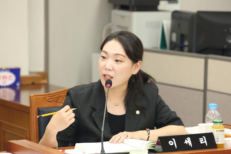 제283회 임시회 제1차 기획행정안전위원회 주요업무보고에서 질의 중인 이세리 의원 사진