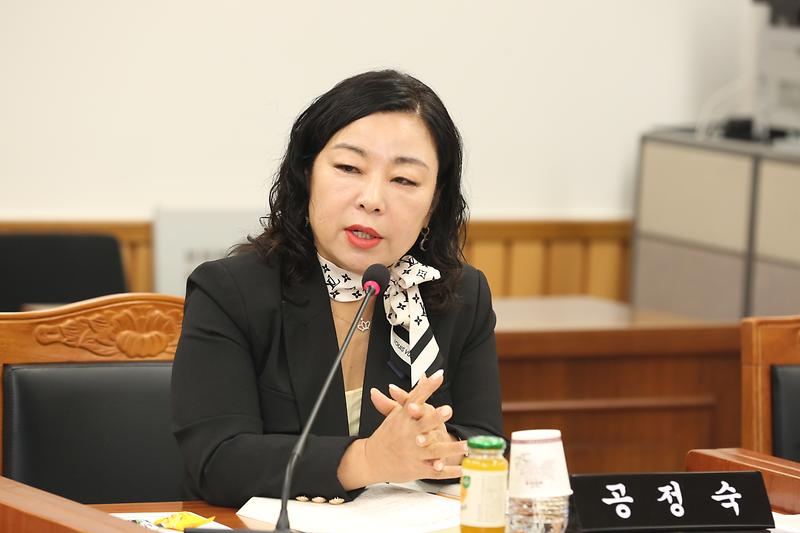 제283회 임시회 제2차 복지환경도시위원회 주요업무보고에서 질의 중인 공정숙 의원 사진