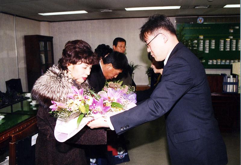 정년퇴적자 공로패 전달식 사진