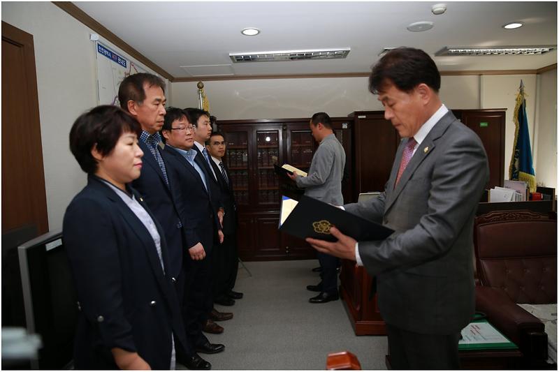 결산검사위원 위촉장 수여 사진