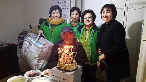 가정1동_새마을부녀회_독거어르신_생신상_대접.jpg 이미지