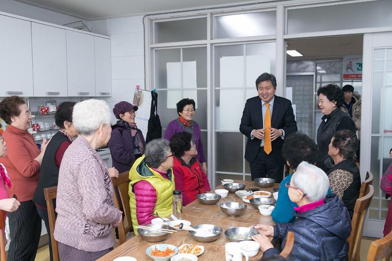 강범석_인천_서구청장,_경로당_방문_민생살피기_(2).jpg 이미지
