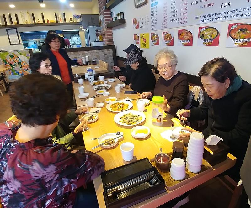 7원당동_지역사회보장협의체,_독거노인_무료식사.jpg 이미지