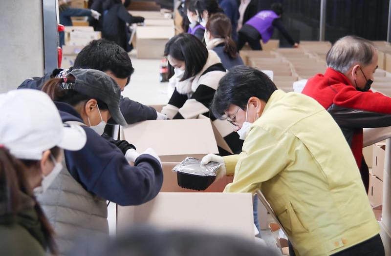 10서구,_지역아동센터_아동_위한_‘행복한_밥상자_만들기’_동참_(2).jpg 이미지