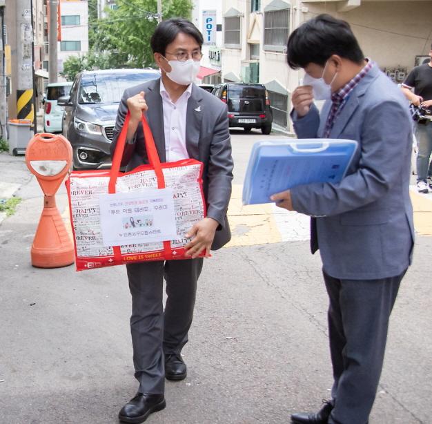 3이재현_서구청장,_드림스타트_가정에_‘푸드_아트_테라피_꾸러미’_전달.jpg 이미지