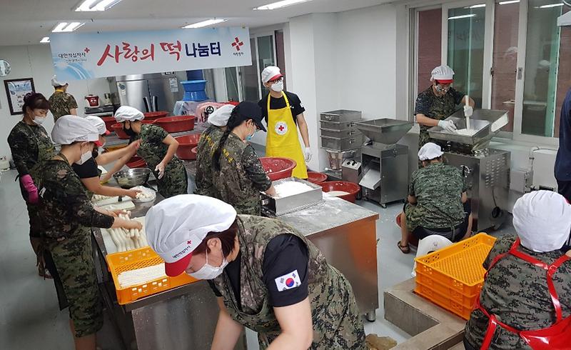 5서구_여성예비군소대,_예비군부대에_‘사랑의_가래떡’_전달_(2).jpg 이미지