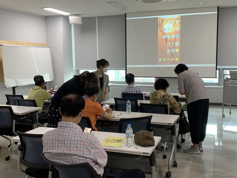 11가정1동_주민자치회,_어르신_위한_‘스마트한_스마트폰_사업’_진행__(2).jpg 이미지