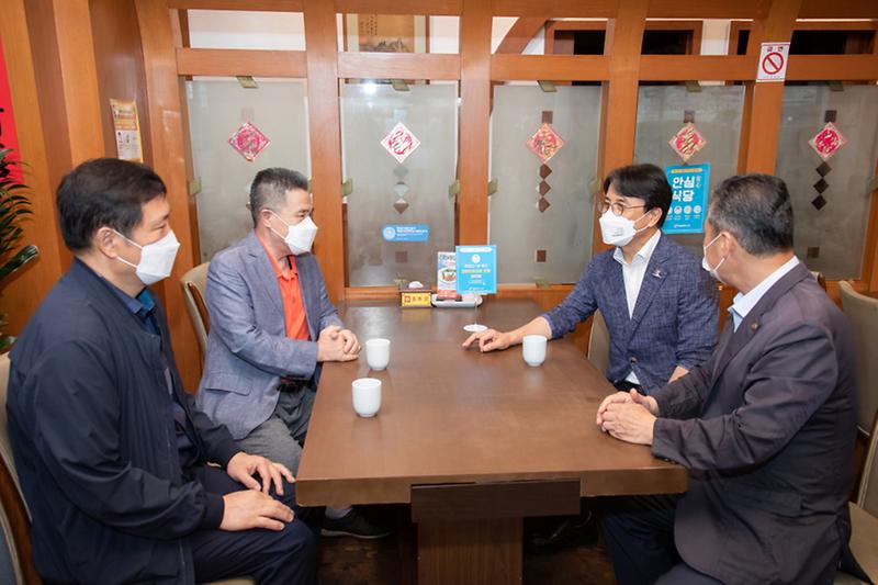 1서구,_백신접종_완료자_포함_테이블_‘안내POP’_선보여_1일_한_업소를_방문해_안내POP를_시연하고_관계자와_면담을_하고_있다.jpg 이미지