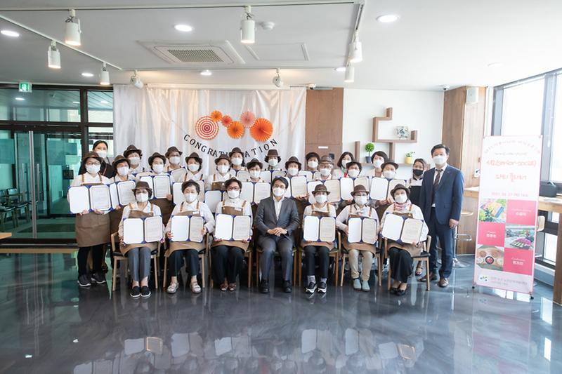 1서구,_전문성_갖춘_시니어_뜬다...‘시소(senior-social)_파티플래너’_과정_수료식__(2).jpg 이미지