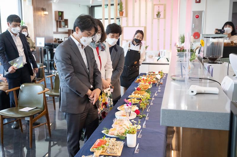 1서구,_전문성_갖춘_시니어_뜬다...‘시소(senior-social)_파티플래너’_과정_수료식__(3).jpg 이미지