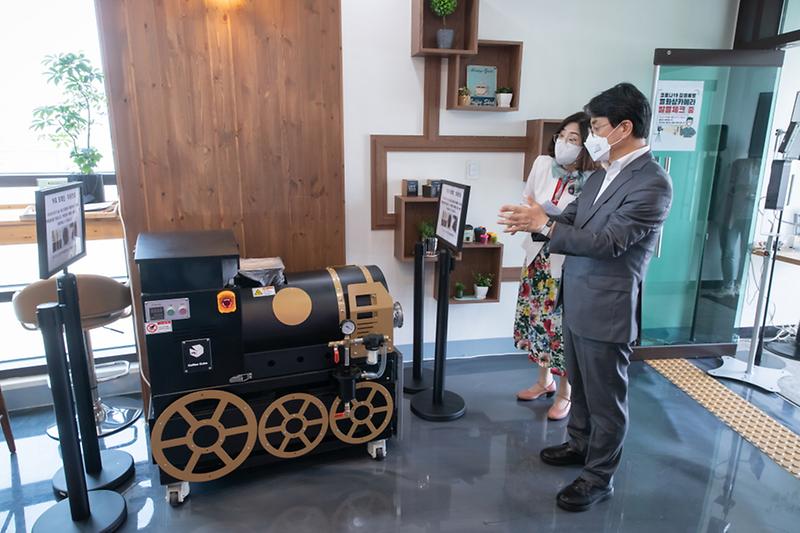 1서구,_전문성_갖춘_시니어_뜬다...‘시소(senior-social)_파티플래너’_과정_수료식__(4).jpg 이미지
