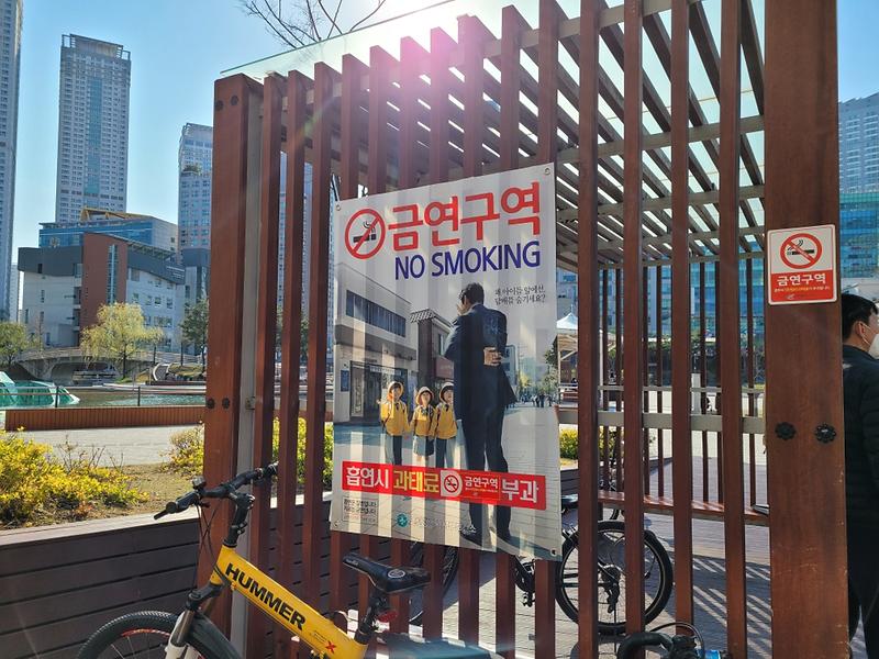4서구,_간접흡연_피해_예방_위해_금연_스티커_배포__(2).jpg 이미지