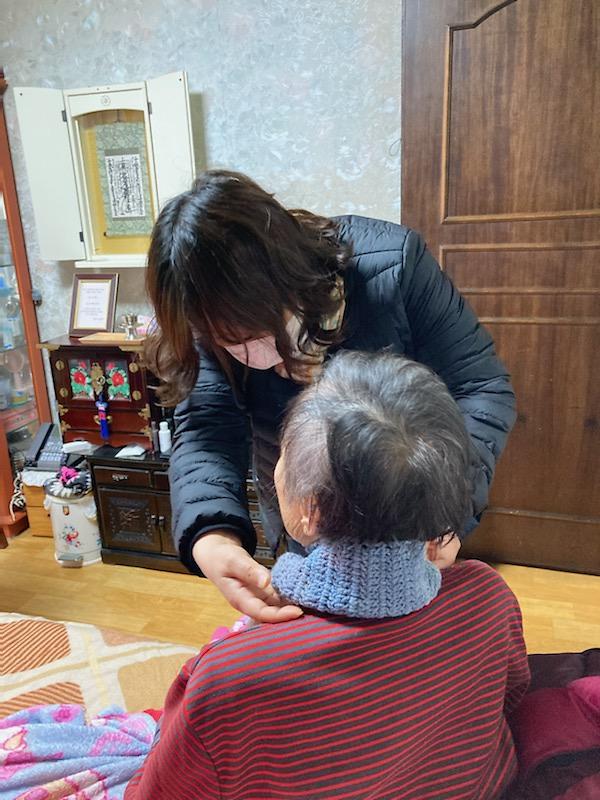 7가정2동_지역사회보장협의체,_‘손뜨개_목도리’로_따뜻한_마음_전달__(1).jpg 이미지