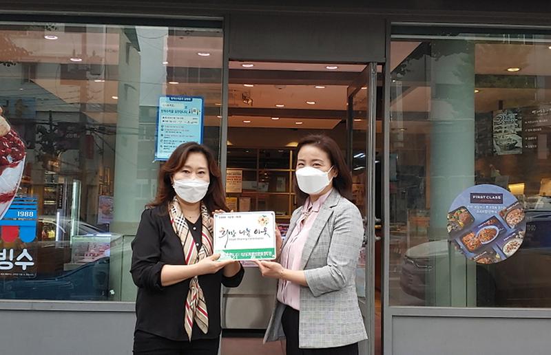 7석남1동_지역사회보장협의체,_‘희망나눔이웃’_3개소_명패_전달1.jpg 이미지