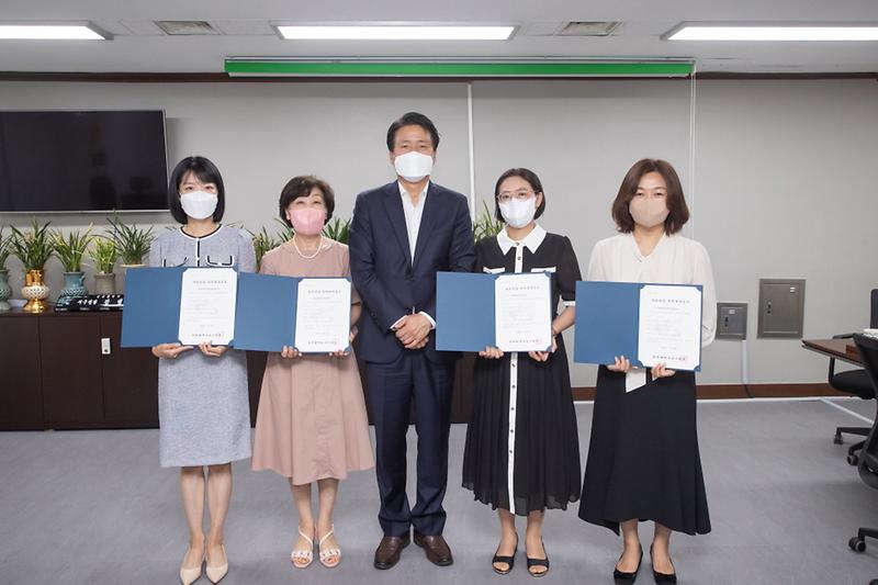2서구,_국공립어린이집_4곳_운영자에_위탁계약증서_전달_.jpg 이미지