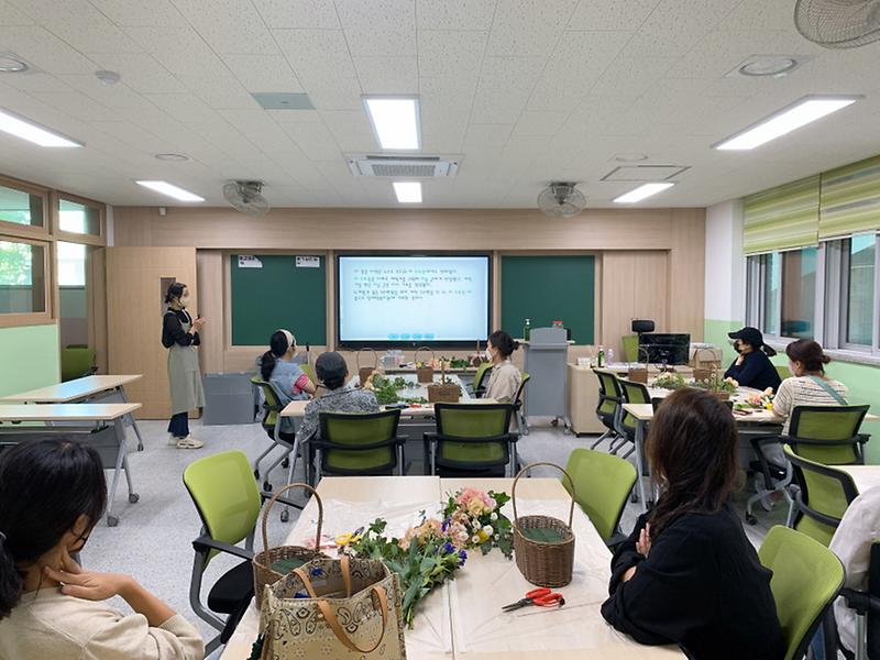 7학교와_지역을_잇는_청호초중_작은도서관,_치유와_위로의_‘그림책_원예_테라피’_열어_.jpg 이미지