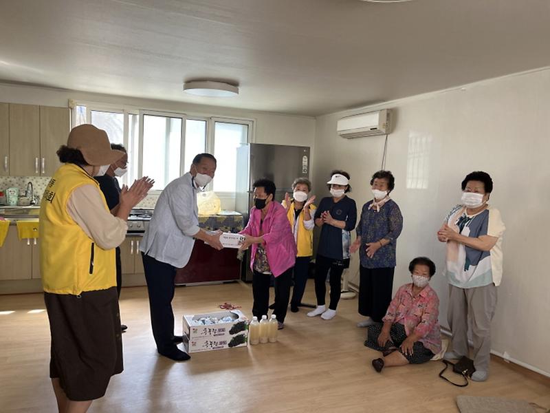 8가좌1동_주민자치회,_한가위_맞이_경로당_방문…이웃의_정_나눠__(1).jpg 이미지