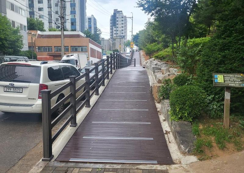 2서구,_단절된_보도_공원부지_활용한_‘데크_보행로’로_개선__(1).jpg 이미지