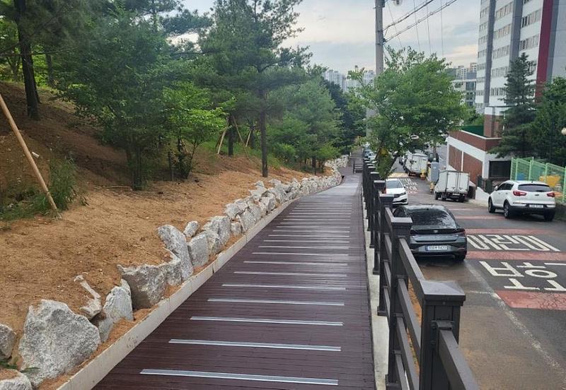 2서구,_단절된_보도_공원부지_활용한_‘데크_보행로’로_개선__(2).jpg 이미지