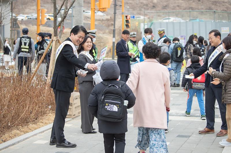 2서구,_등굣길_교통안전캠페인···‘어린이교통사고_예방_철저’__(1).jpg 이미지