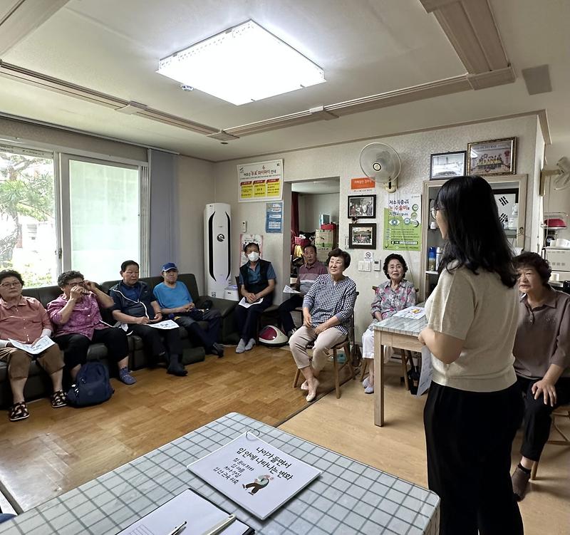 7“‘팔팔백세’_어르신_건강_지키자”_석남2동,_경로당_찾아_건강교육__(2).jpg 이미지