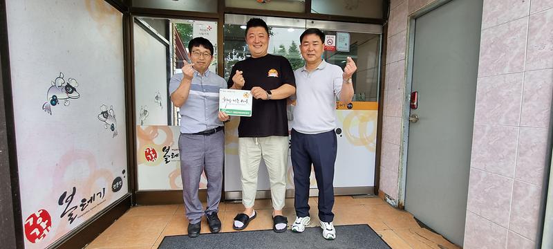 7신현원창동,_정기후원하는_상점_2곳에_‘희망나눔이웃’_인증패_전달__(2).jpg 이미지