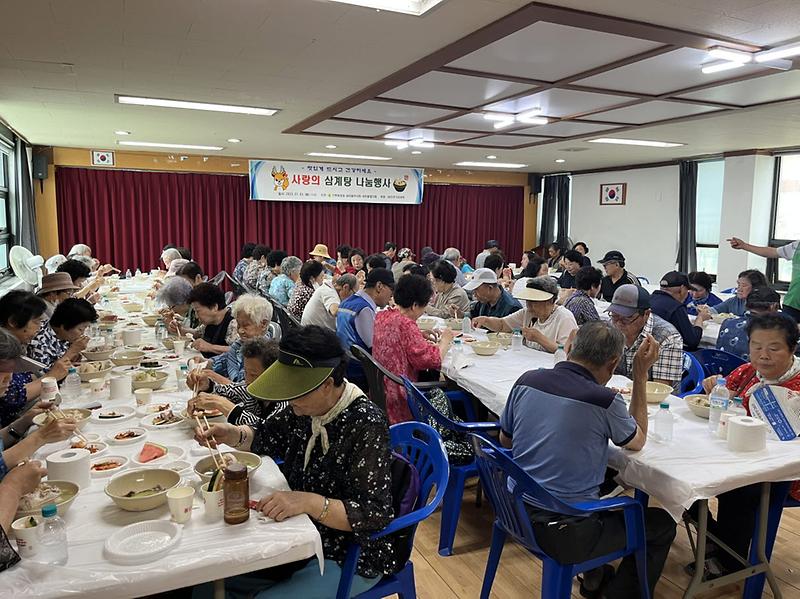 7신현원창동_새마을부녀회·협의회,_어르신_삼계탕_대접.jpg 이미지