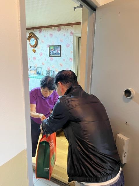 8가좌2동_주민자치회,_직접_만든_반찬_취약계층_30가구와_나눠__(3).jpg 이미지