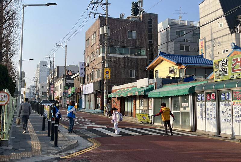 6가좌3동,_등굣길_교통안전캠페인_및__새봄맞이_대청결_운동_실시(2).jpg 이미지
