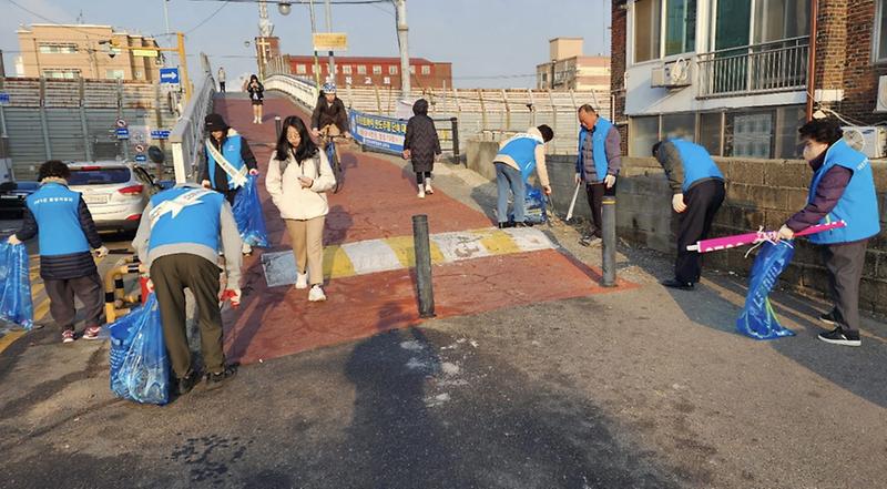 6가좌3동,_등굣길_교통안전캠페인_및__새봄맞이_대청결_운동_실시(3).jpg 이미지