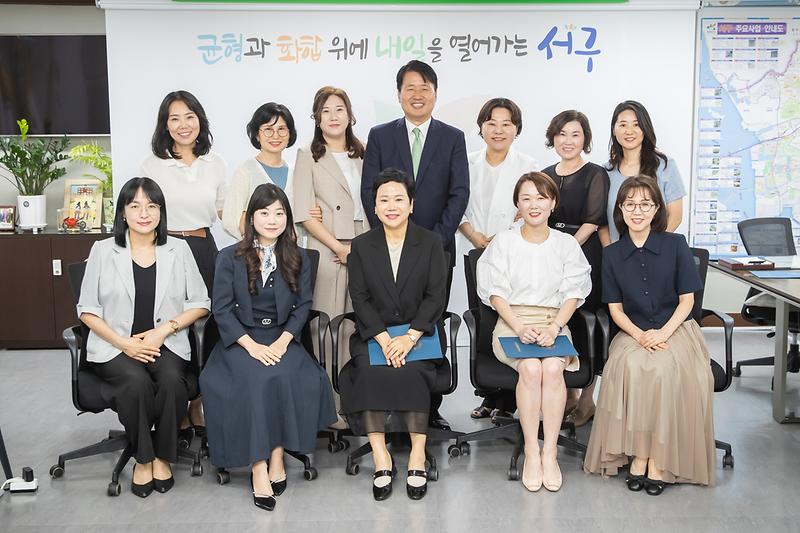 1._인천_서구,_국공립어린이집_11개소_위탁계약증서_전달.jpg 이미지