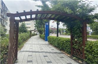 대진아파트 앞 인도 목재아치 교체사업 시행 전 현장사진