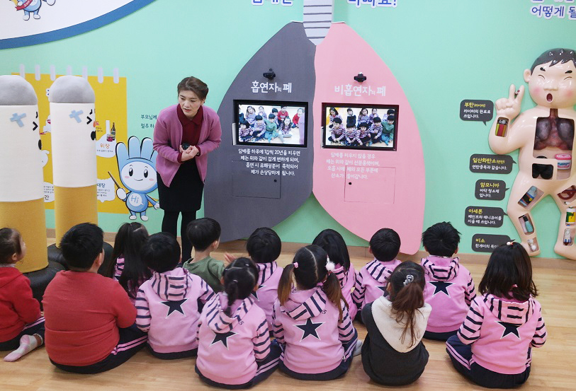 건강체험관 관람중인 아이들 이미지